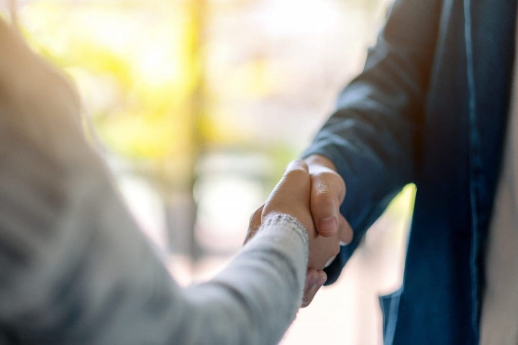 2 people shaking hands 2048x1365 1