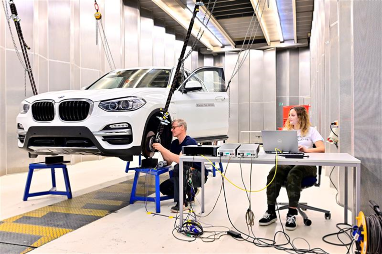 Improve the NVH process for an e-motor and housing | Simcenter 6 Extrusion of 2D model into 3D with forces mapped onto the structural model.